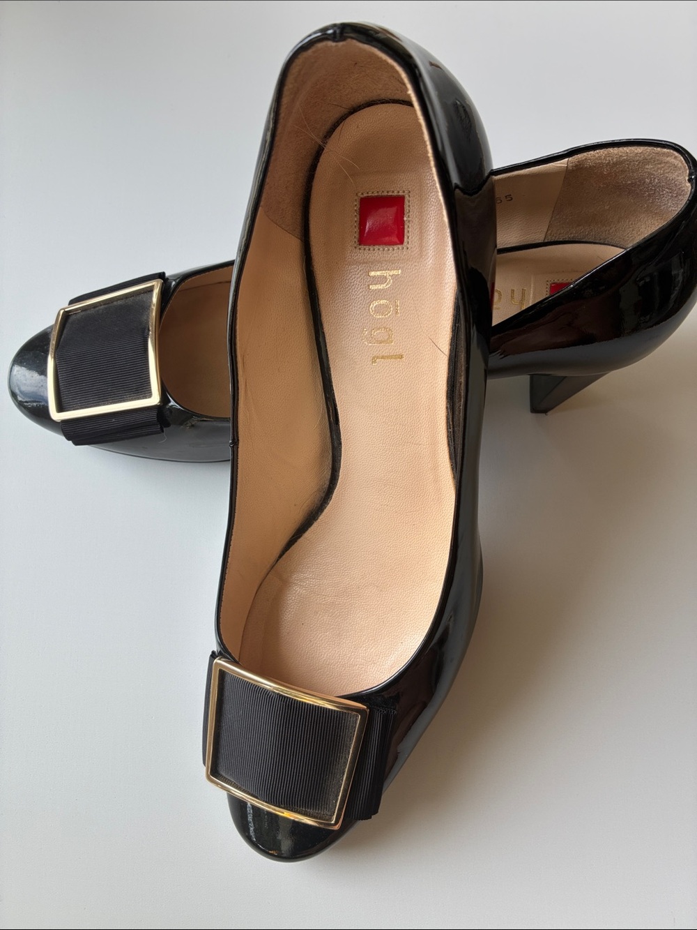 Högl Black Patent Mid Heel Pumps with Bow Accent